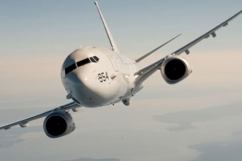 Avión de patrulla marítima de la Armada de Estados Unidos custodia el cielo mientras Trump asiste a un partido de fútbol americano