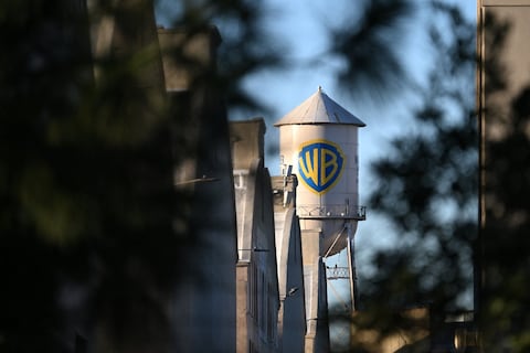 Accionistas de Warner Bros. prevén una ‘guerra de ofertas’ por la compañía, según medio