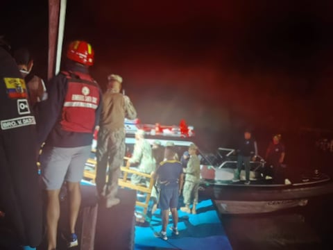 Operativo de rescate tras naufragio de embarcación en Santa Cruz, en Islas Galápagos