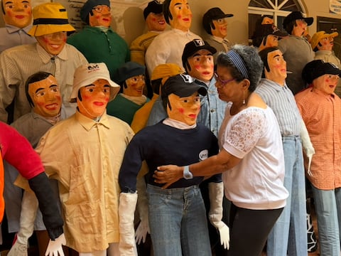 Internos elaboran más de 1.000 monigotes para sostener labor de albergue en Machala: ‘Ellos se sienten importantes cuando ven terminado su trabajo’