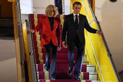 “Aléjate, perdedor” le habría dicho Brigitte Macron al presidente de Francia tras golpearlo en la cara, según lector de labios