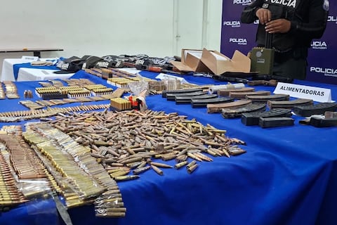 Bodega con armamento de alto poder y prendas de uso policial descubren en el noroeste de Guayaquil