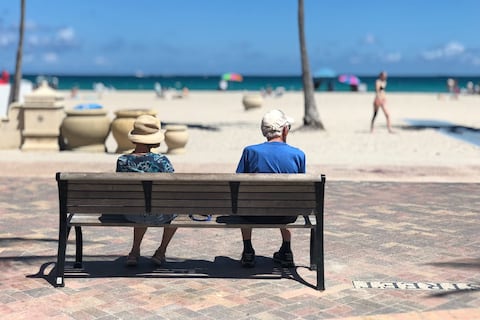 Matrimonio de jubilados vendió todo y se mudó de Estados Unidos a Europa, han recorrido 10 países: “Fue un instinto”