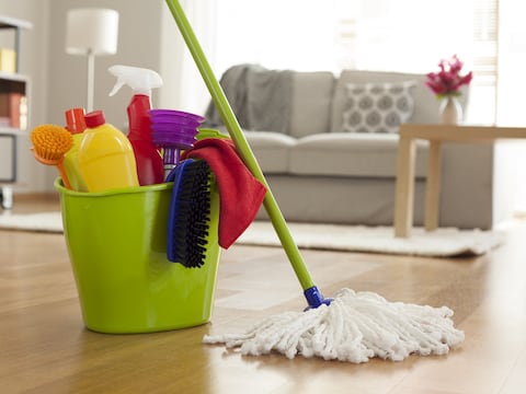 “Mejor 5 minutos cada día que 2 horas el sábado”: el ritual japonés para que el polvo no se acumule en tu hogar