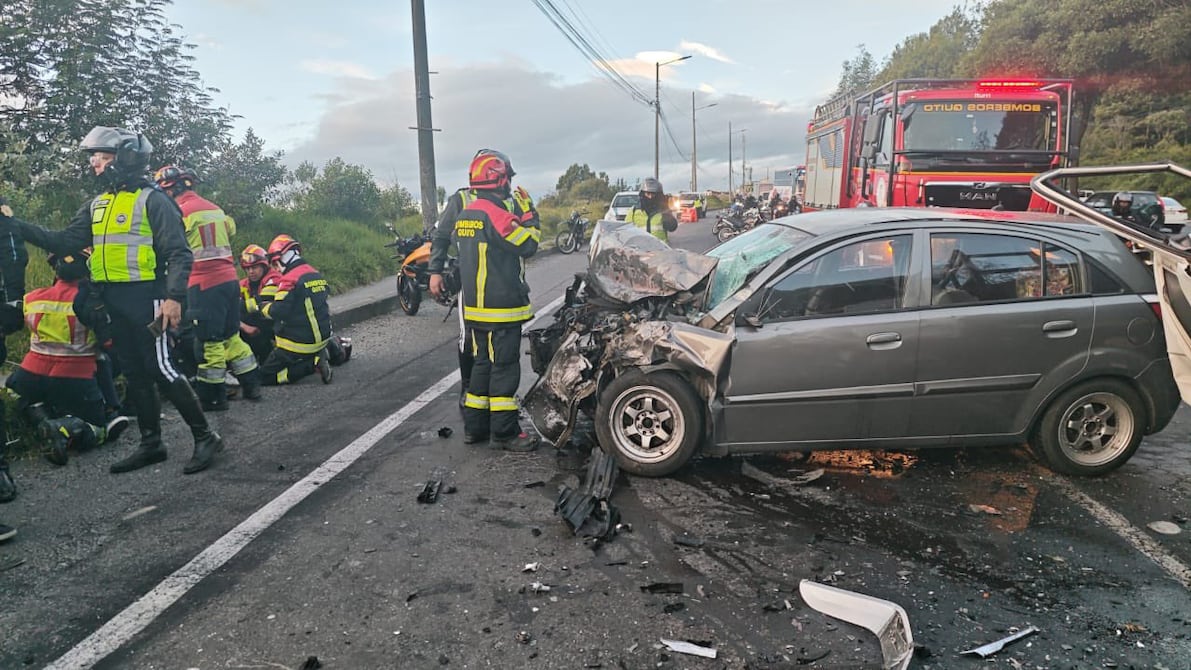 Un muerto y tres heridos deja siniestro en la av. Simón Bolívar, en Quito