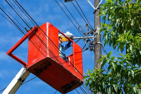 CNEL cubre a casi la mitad del país y cuenta con 2,8 millones de clientes