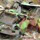 Un fallecido y un tráiler destruido por deslizamiento en la vía Cuenca-Girón-Pasaje