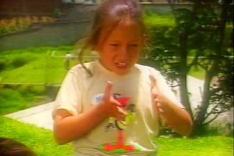 ‘Las garras en la barriga’: reaparece la niña del video de los 90