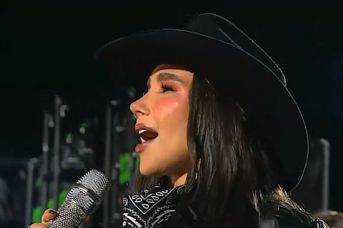Paola Jara cantó ‘Que sufra, que chupe y que llore’ en la Noche Amarilla en Quito