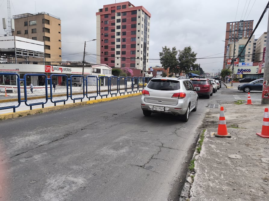 Peatones esperan soluciones tras retiro del puente sobre la avenida 6 de Diciembre
