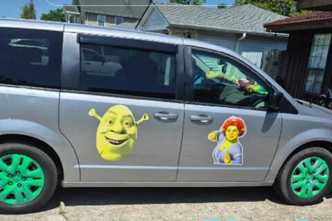 Pide un Uber y aparece un vehículo decorado con una temática inesperada: “Dios mío no puede ser, es una locura”