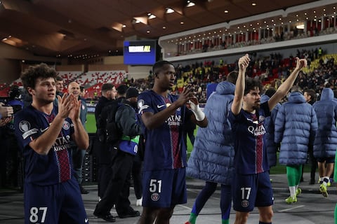 Con Willian Pacho, el Paris Saint-Germain remontó al Mónaco y se quedó con la ida de los playoffs de Champions League