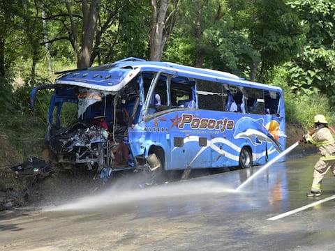 ‘Mi cuñada alcanzó a llamar cuando ocurrió el choque’: choque entre bus y tanquero deja 3 muertos