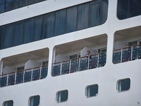 Confirman brote de gastroenteritis en el crucero de Francia con 1.700 personas confinadas