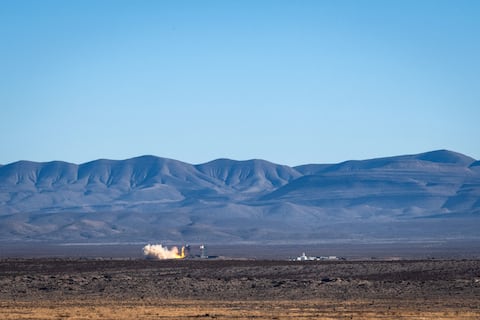 Cohete de Blue Origin lleva a cinco personas a la “frontera del espacio”