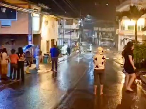 12 viviendas afectadas y calles cubiertas de lodo por desbordamiento del río Salvias en Zaruma