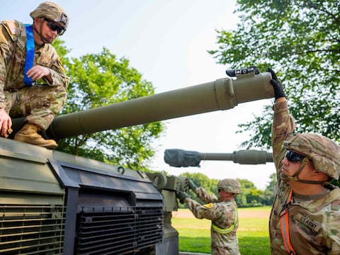 Estados Unidos entrega 250 vehículos blindados pesados para uso militar por un dólar