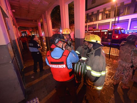 Ciudadanos acuden a la zona de incendio de Bahía de Guayaquil para entregar alimentos y bebidas a los bomberos