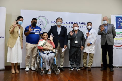 Padres de nuevos quintillizos reciben beneficios de la Junta de Beneficencia