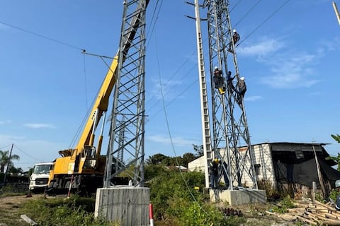 CNEL señala que ejecutan trabajos programados en Guayas para evitar fallas derivadas del incremento de la demanda energética por el calor