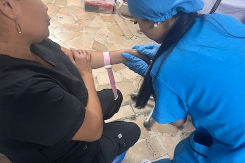 ‘No hay para pagar la carrera de Medicina, es muy cara’: adolescentes buscan opciones económicas para especializarse y encontrar empleo en Ecuador