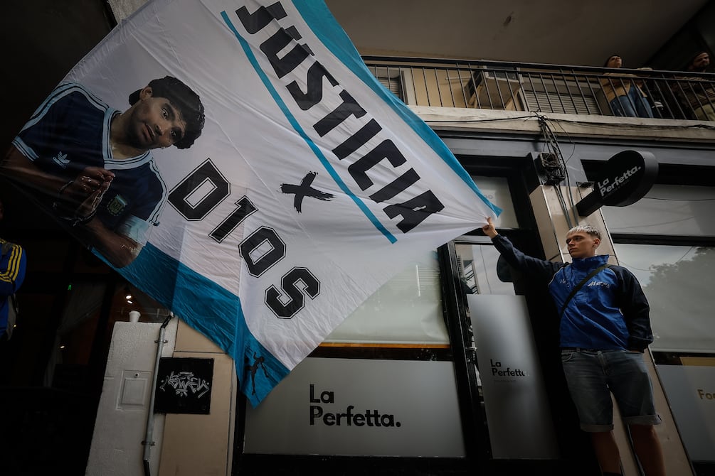 Juicio por la muerte de Diego Armando Maradona fue suspendido por cuestionamientos hacia una jueza