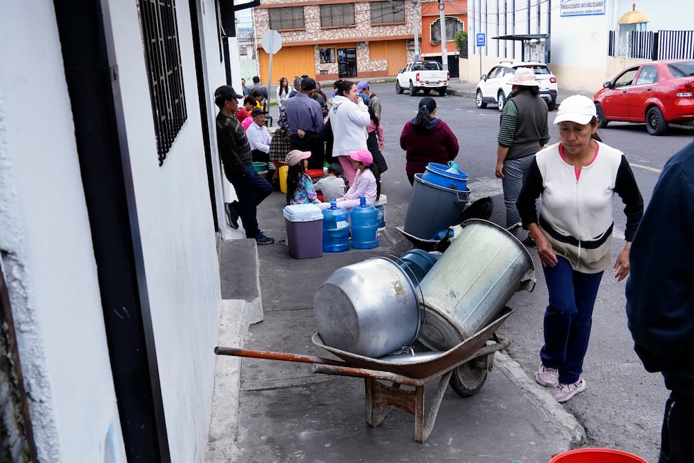 ‘Dos semanas sin agua, esto es insoportable’: vecinos del sur de Quito se quejan por cambios de fechas para restablecer servicio
