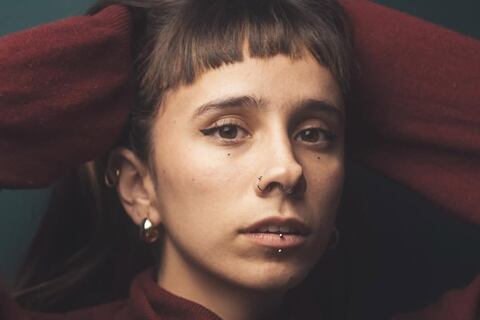 Muy Valen, la voz guayaquileña que convierte la cotidianidad en indie pop crudo y honesto