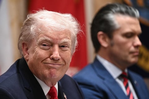 Donald Trump le dice a su gabinete que sus reuniones son aburridas y que por eso cierra los ojos