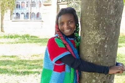 Esta es la persona con el récord Guinness por abrazar un árbol durante más tiempo