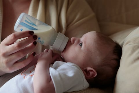 FDA retira fórmula infantil en Estados Unidos por riesgo de botulismo: 13 bebés hospitalizados tras la alerta sanitaria