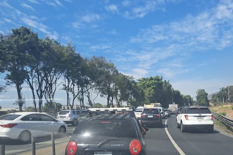 Tráfico intenso en tramo de la Perimetral y vía a la costa por salida de automóviles a balnearios de la costa