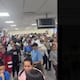 Pasajeros en aeropuerto de Guayaquil sufren retrasos por fallas en sala de migración