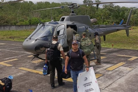 Material electoral se distribuye en helicóptero en sectores dispersos de Carchi