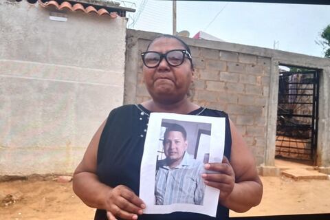 “Él quería el sueño americano, pero fue la desgracia americana”: Madre clama por su hijo deportado a El Salvador