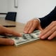 Más empresas se suman a pagar el decimotercer sueldo en noviembre