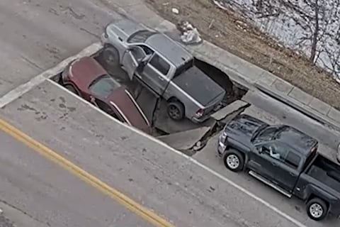 Esperaban el cambio de semáforo y un socavón los sorprendió en EE. UU.