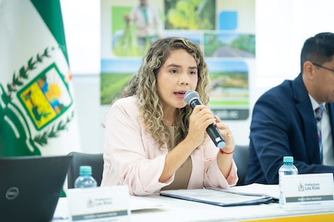 Gobernación de Los Ríos se pronuncia por atentado a camioneta que iba en caravana de la viceprefecta Mayra Díaz