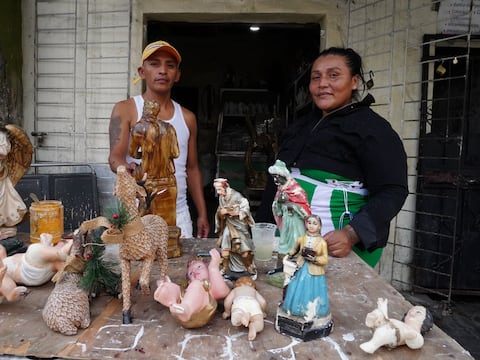 Más de 70 años entre pinceles y fe: el taller familiar que restaura imágenes religiosas en el sur de Guayaquil