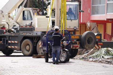 Grúas operan por segundo día en retiro de vehículos del edificio Multicomercio