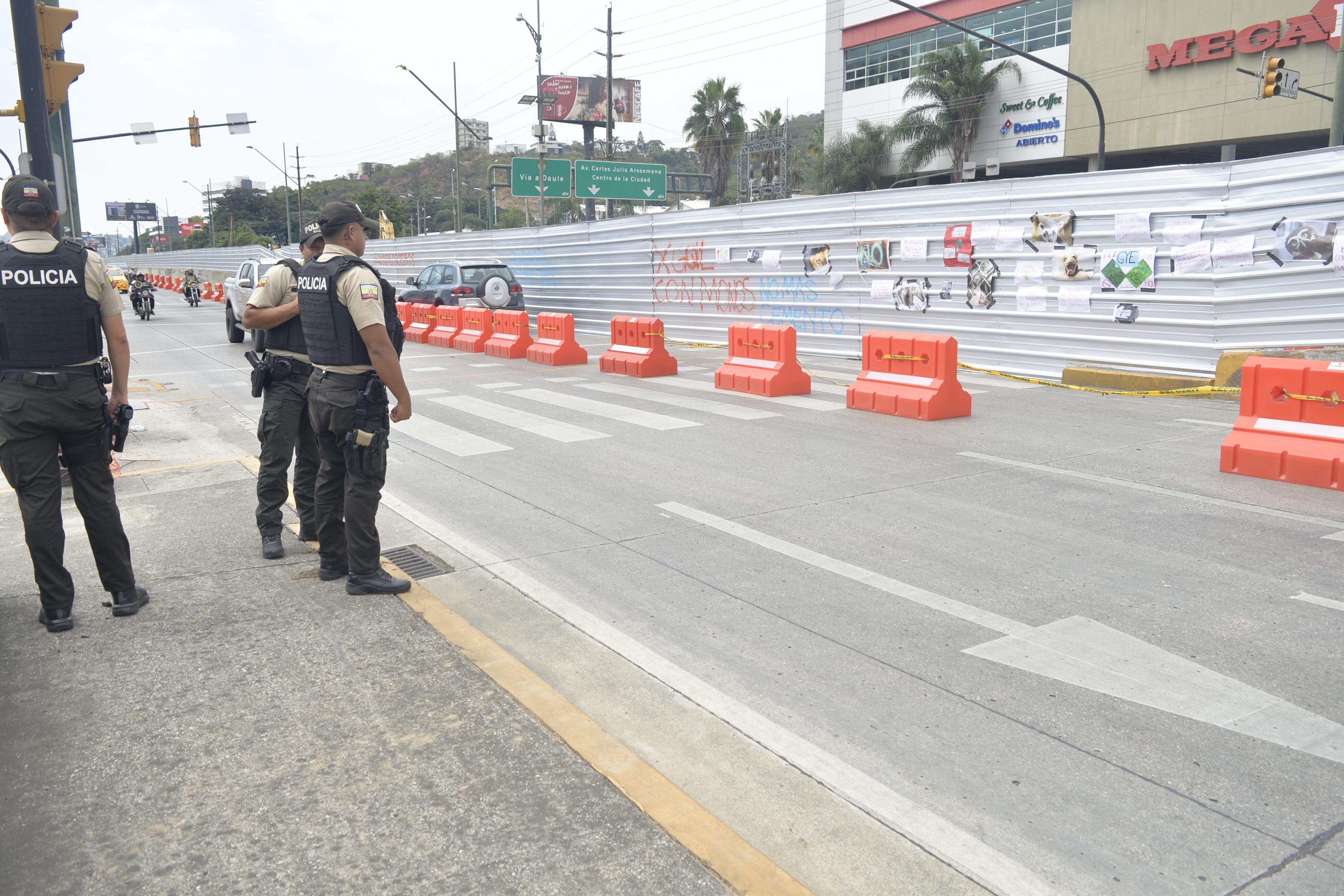 En la avenida del Bombero, activistas realizan protesta por la defensa de  animales silvestres | Comunidad | Guayaquil | El Universo