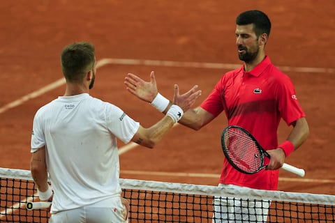 Novak Djokovic avanza con autoridad a tercera ronda en Roland Garros luego de eliminar al francés Corentin Moutet