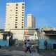 Un guardia y un repartidor son las víctimas colaterales de ataque con fusil reportado en las calles Malecón y Roca
