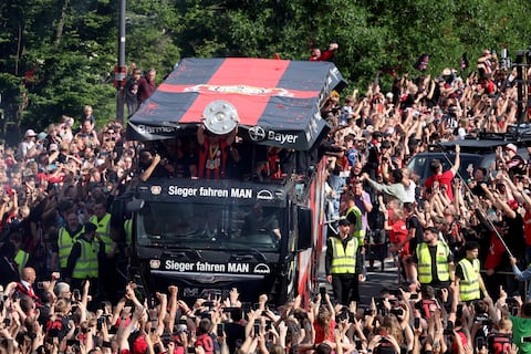 Recibimiento triunfal al Bayer Leverkusen de Piero Hincapié tras su doblete de títulos al cierre de temporada