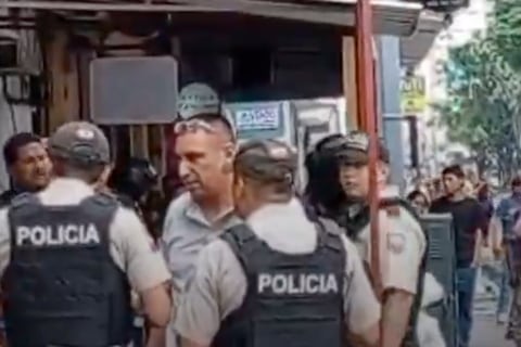 Dos hombres y una mujer asesinados en local de venta de celulares, en centro de Guayaquil