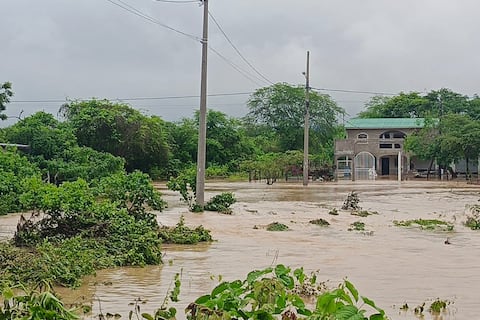 Desbordamiento de ríos en Santa Elena afecta a familias y tramo de la vía E-40