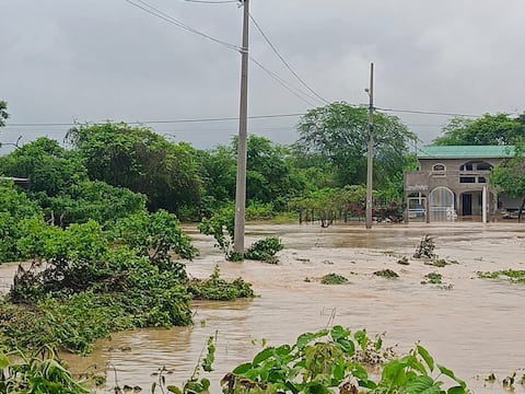 Desbordamiento de ríos en Santa Elena afecta a familias y tramo de la vía E-40