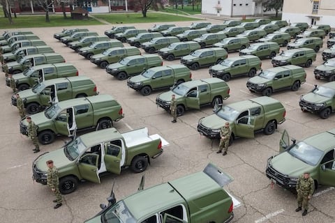 Ni blindados pesados ni tanques: Serbia elige la agilidad del Hilux frente a la logística tradicional europea