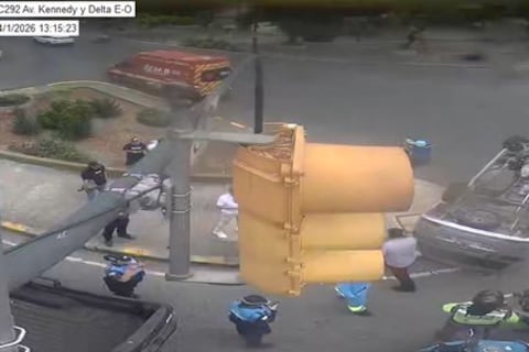 Furgoneta se volcó en la avenida Kennedy, a pocos metros de Universidad de Guayaquil