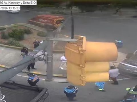 Furgoneta se volcó en la avenida Kennedy, a pocos metros de Universidad de Guayaquil